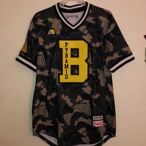 Black pyramid camo jersey top